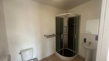 Een douche, een haardroger, handdoeken, toiletpapier