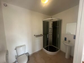 Een douche, een haardroger, handdoeken, toiletpapier