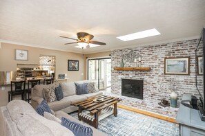 TV connectée, cheminée, table de tennis de table