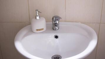 Douche, sèche-cheveux, serviettes fournies, savon