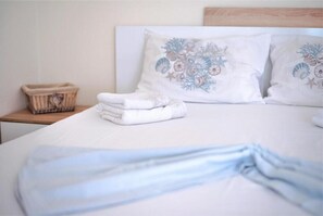 2 bedrooms, iron/ironing board, WiFi, bed sheets