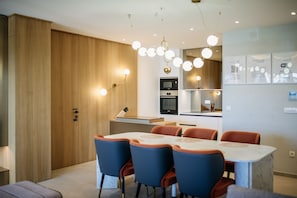 Panoraamahuoneisto, 2 makuuhuonetta, merinäköala | Ruokailu omassa huoneessa