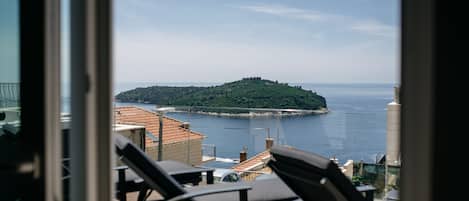 Apartamento panorâmico, 2 quartos, vista para o mar | Terraço/pátio