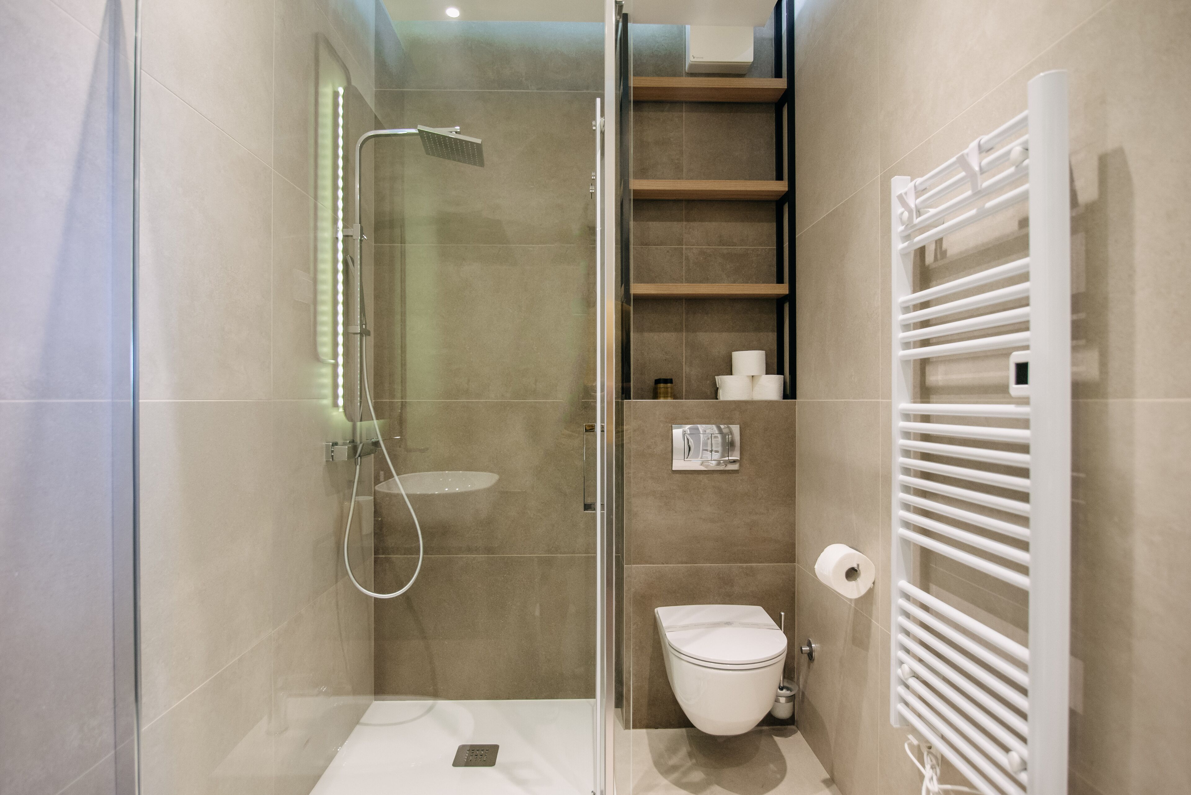 Apartamento panorâmico, 2 quartos, vista para o mar | Banheiro | Chuveiro, secador de cabelo, toalhas de banho 