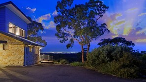 Property grounds - Sydney View - 70km from Sydney; 1000km from care! (Woodford)