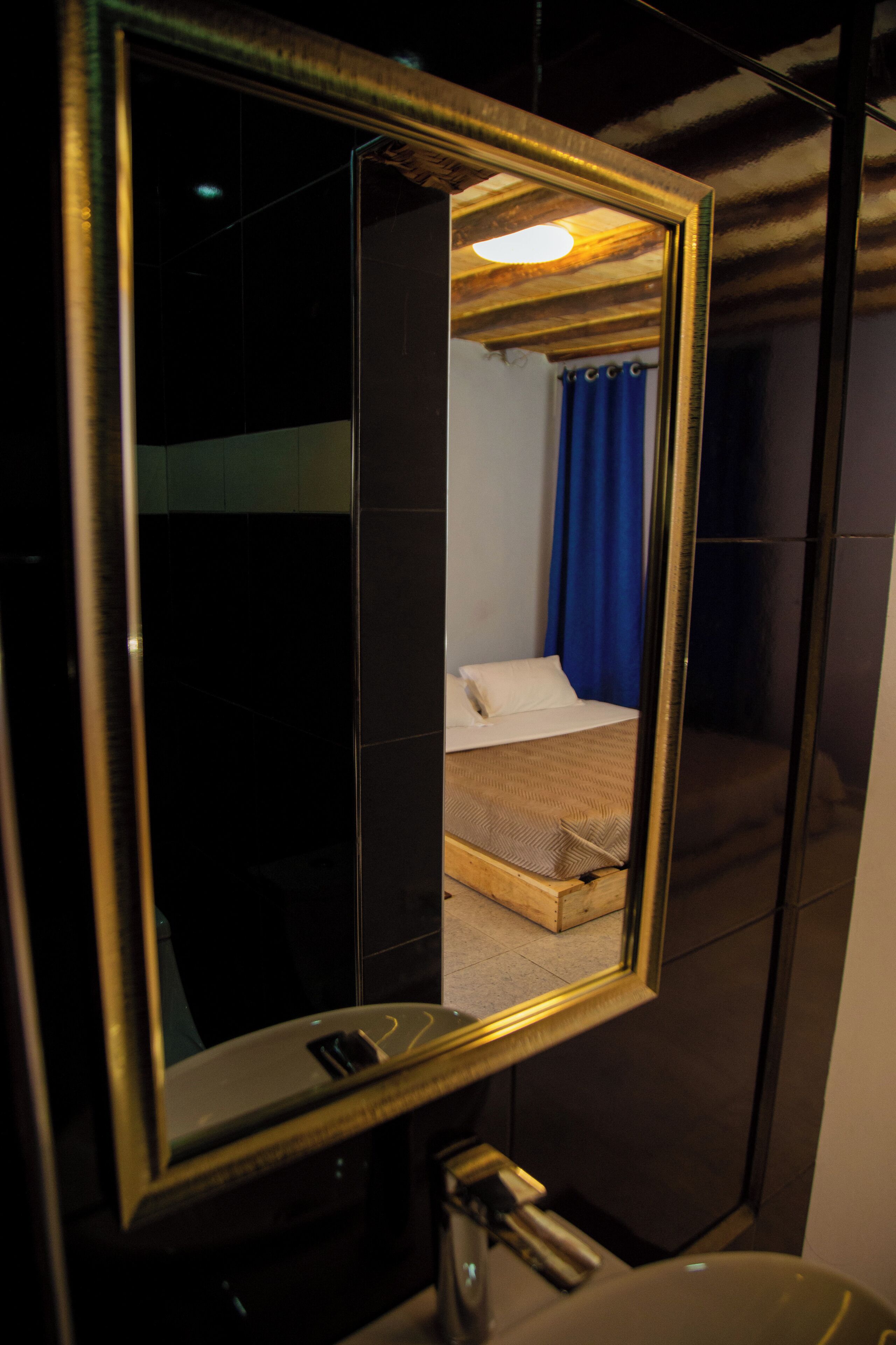 Perlengkapan mandi gratis, sandal,  dan handuk