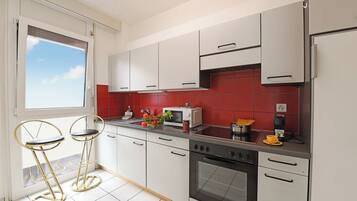 Fridge, oven, stovetop, coffee/tea maker