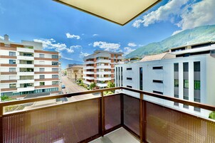 Family Apartment, Multiple Bedrooms (Imbarcadero apartment) | Property grounds
