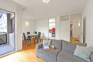 Appartement Familial, 2 chambres, balcon (Imbarcadero apartment Locarno) | Coin séjour | Télévision