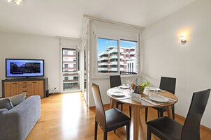 Family Apartment, Multiple Bedrooms (Imbarcadero apartment) | Dining
