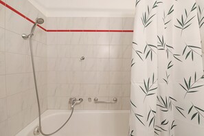 Combined shower/tub, hair dryer, bidet, towels - Imbarcadero apartment (Locarno)
