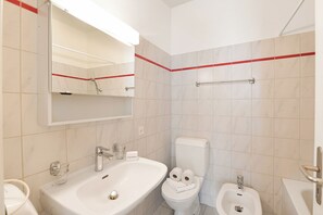 Family Apartment, Multiple Bedrooms (Imbarcadero apartment) | Bathroom