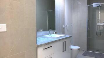 Secador de cabelo, toalhas de banho, sabonete, shampoo