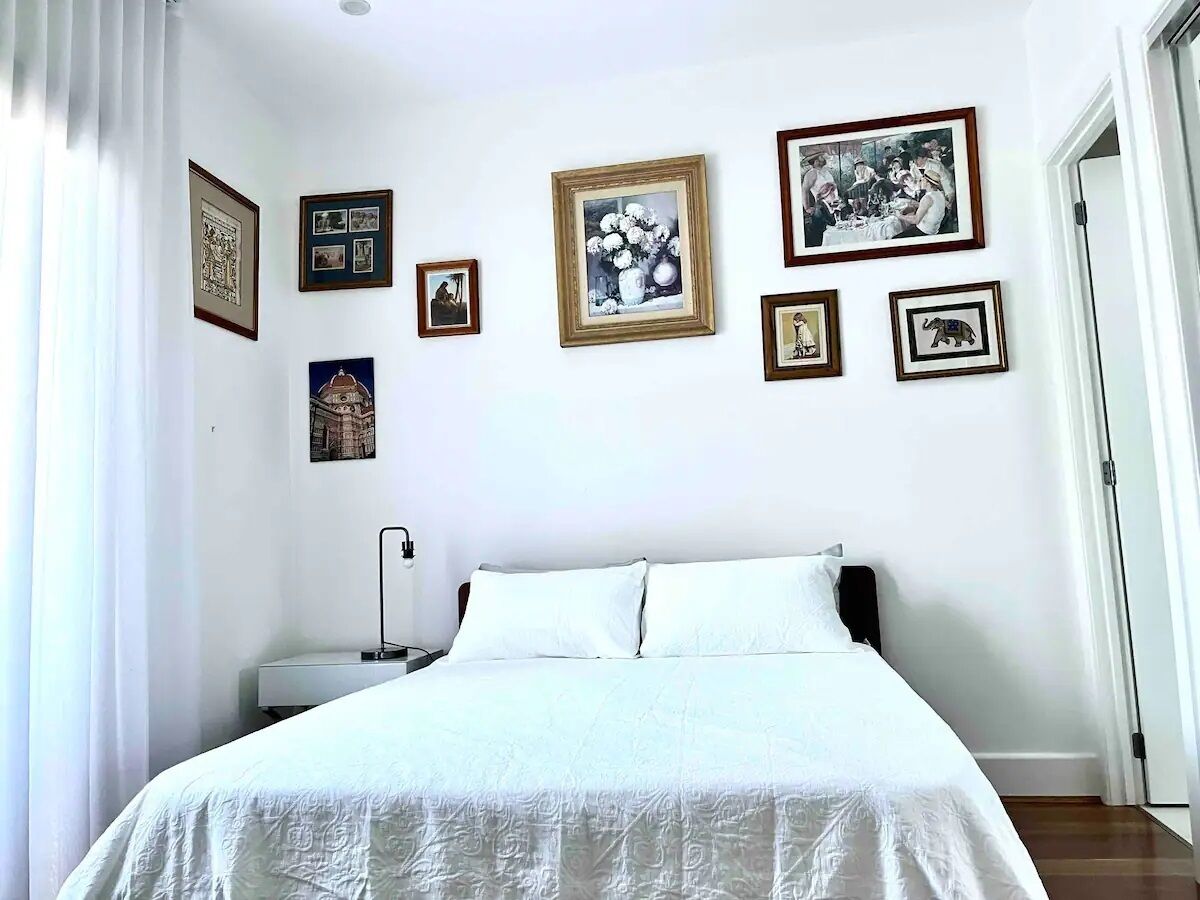 3 quartos, escrivaninha, ferros/tábuas de passar roupa