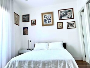3 bedrooms, desk, iron/ironing board, free WiFi