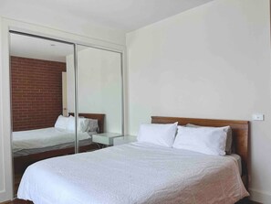 3 habitaciones, escritorio, tabla de planchar con plancha y wifi gratis 