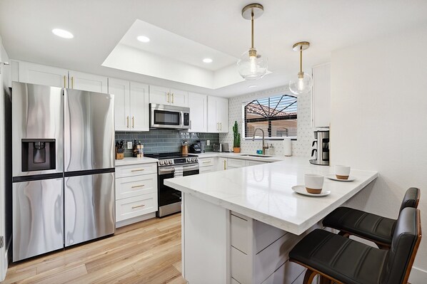 冷蔵庫、電子レンジ、オーブン、コンロ