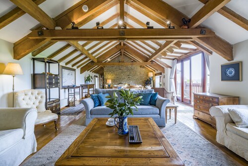 The Old Piggeries - sleeps 7 guests  in 4 bedrooms