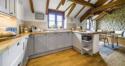 The Old Piggeries - sleeps 7 guests in 4 bedrooms