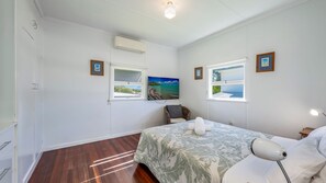3 bedrooms, WiFi, bed sheets - The Cottage - 16 Clarke Street (Bargara)
