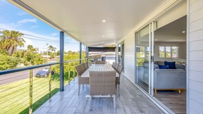 Outdoor dining - The Cottage - 16 Clarke Street (Bargara)