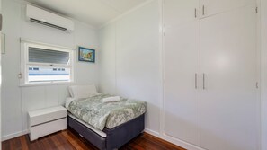 3 bedrooms, WiFi, bed sheets - The Cottage - 16 Clarke Street (Bargara)
