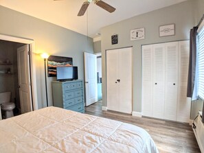 3 bedrooms, desk, iron/ironing board, travel crib
