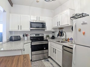 Frigorífico, microondas, horno y placa de cocina