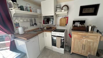 Fridge, microwave, oven, coffee/tea maker