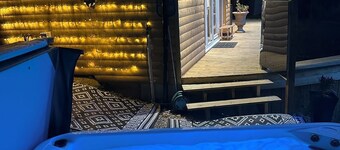 Unique Lodge in orchard for couples with hot tub on request to allow preparation