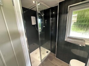 Shower, hair dryer, towels, soap - Unique Lodge in Orchard for Couples With hot tub on Request to Allow Preparation (Strathaven)