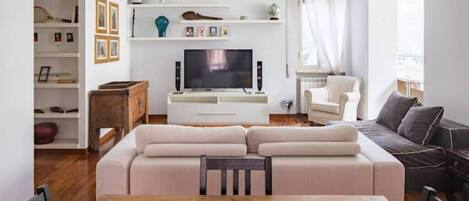 Smart TV, libri, impianto stereo, stampante