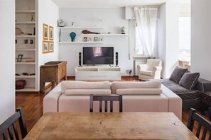 Smart-TV, Bücher, Stereoanlage, Drucker