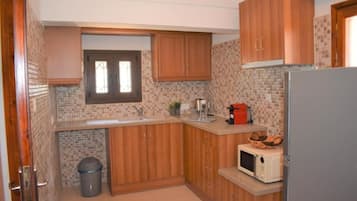 Kühlschrank, Mikrowelle, Wasserkocher mit Kaffee-/Teezubehör