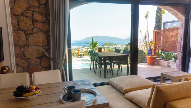 Comedor con una mesa, sillas y vistas al exterior.