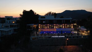 Façana frontal de l'allotjament (vespre/nit)
