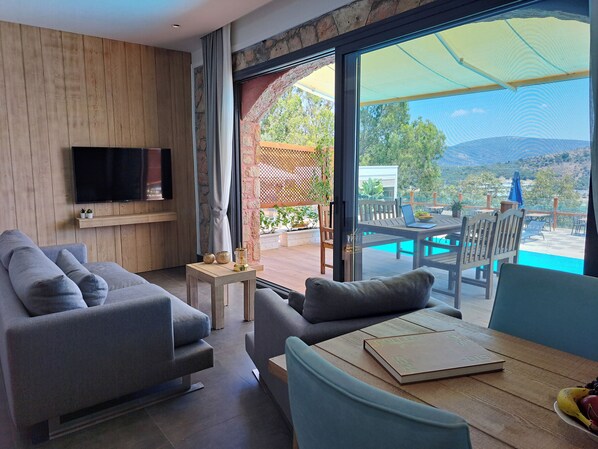 Family Apartment | Living area | 65-inch Smart TV with satellite channels, TV - Bodrum Akkartal Panoramic Konaklama Tesisi   (Bodrum)