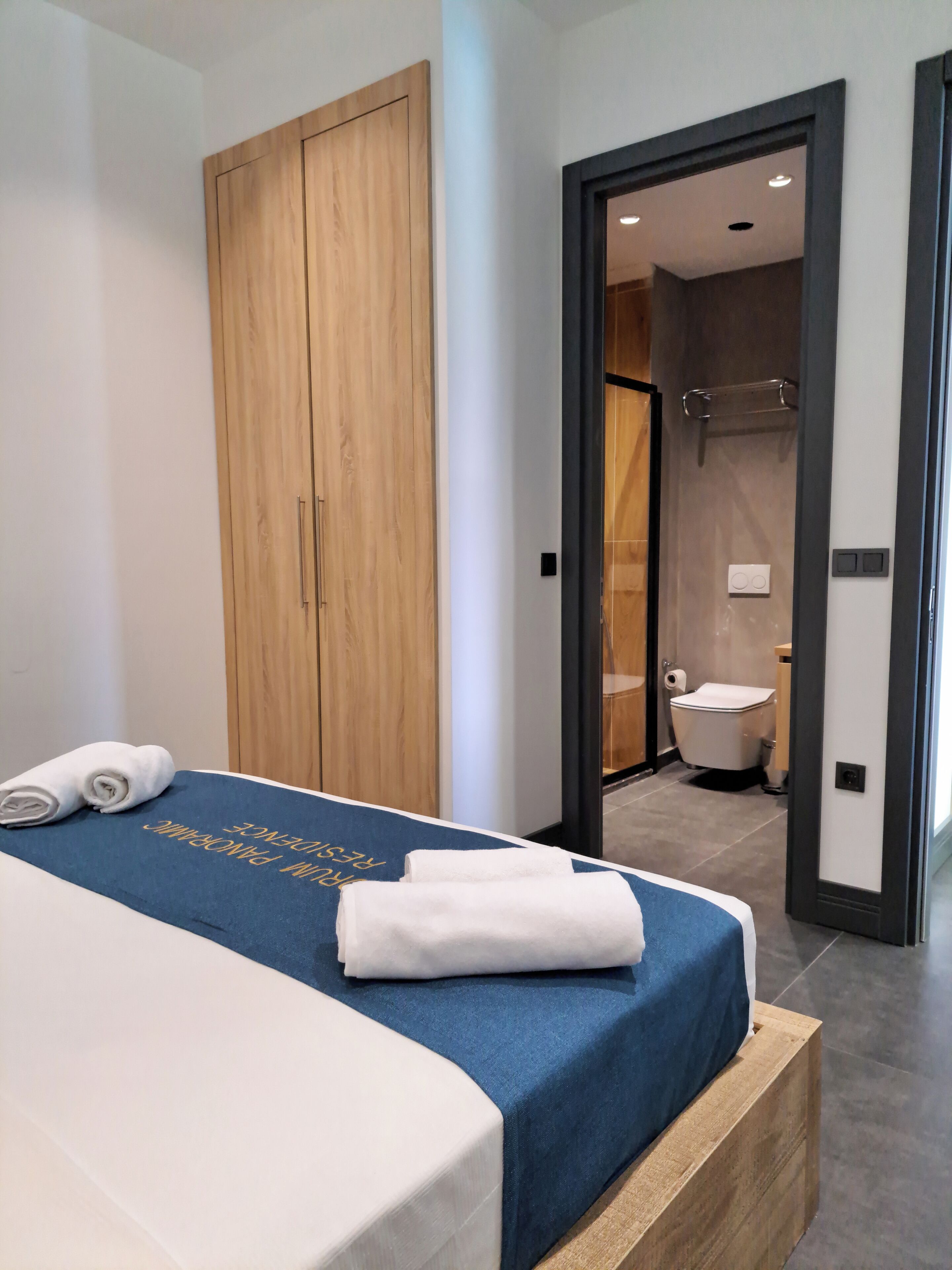 Family Apartment | Desk, free WiFi, bed sheets
