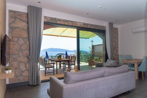 Family Apartment | Living area | 65-inch Smart TV with satellite channels, TV - Bodrum Akkartal Panoramic Konaklama Tesisi   (Bodrum)