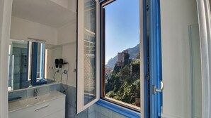 A bathroom with a large window, a mirror, and a sink. - B&B Acquamarine (Salerno)
