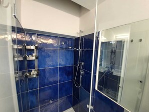 Phòng đôi có thiết kế đặc sắc, 1 giường cỡ queen, quang cảnh biển | Phòng tắm | Buồng tắm vòi sen, đồ dùng nhà tắm miễn phí, máy sấy tóc 