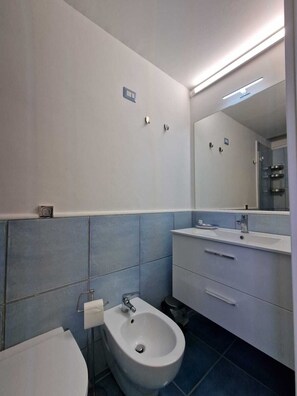 Phòng đôi có thiết kế đặc sắc, 1 giường cỡ queen, quang cảnh biển | Phòng tắm | Buồng tắm vòi sen, đồ dùng nhà tắm miễn phí, máy sấy tóc 