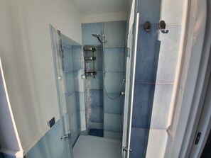 Kahden hengen design-huone, 1 keskisuuri parisänky | Kylpyhuone | Suihku, ilmaiset hygieniatuotteet, hiustenkuivaaja, bidee