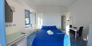 Habitación de diseño doble, 1 cama de matrimonio, vistas al mar | Espacio para trabajar con un portátil, wifi gratis, ropa de cama