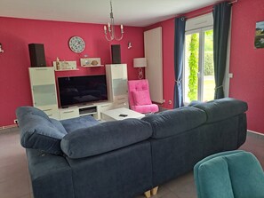 TV connectée, lecteur de DVD, livres, vidéothèque