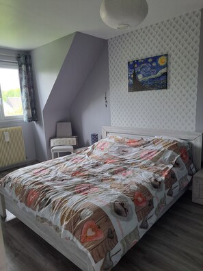 4 chambres, bureau, fer et planche à repasser, lit parapluie