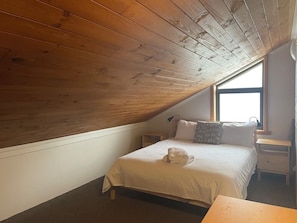 4 habitaciones, tabla de planchar con plancha y internet