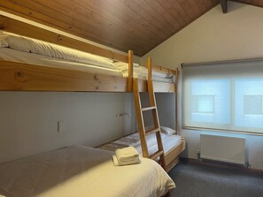 4 bedrooms, iron/ironing board, internet