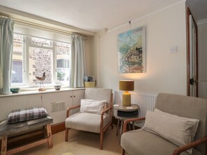 2 kamar tidur dan didekorasi berbeda-beda