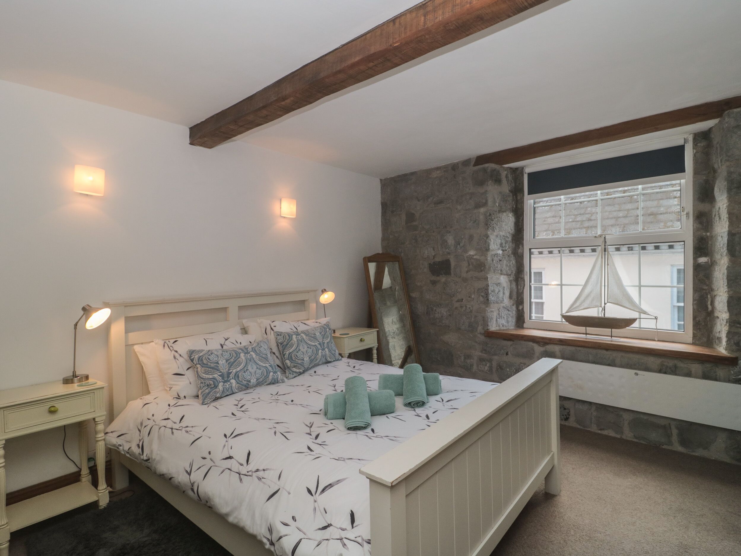 4 habitaciones, decoración personalizada y muebles diferentes 